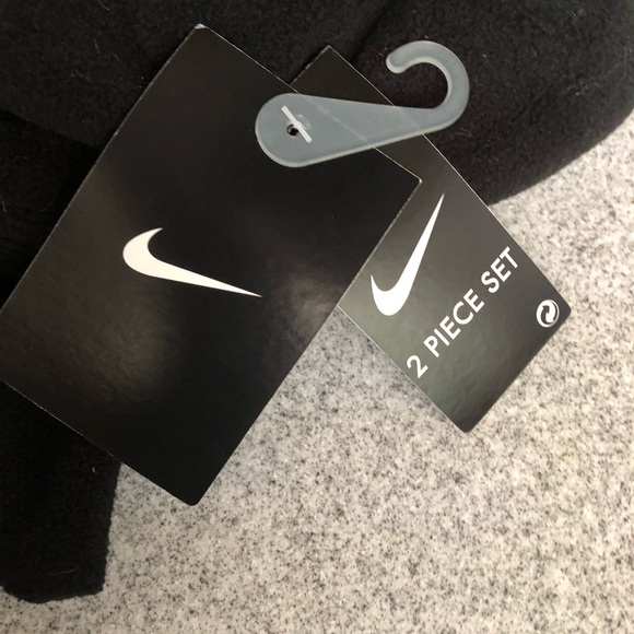 Boy”s 2 piece Nike Set Hat and Gloves - Picture 3 of 8